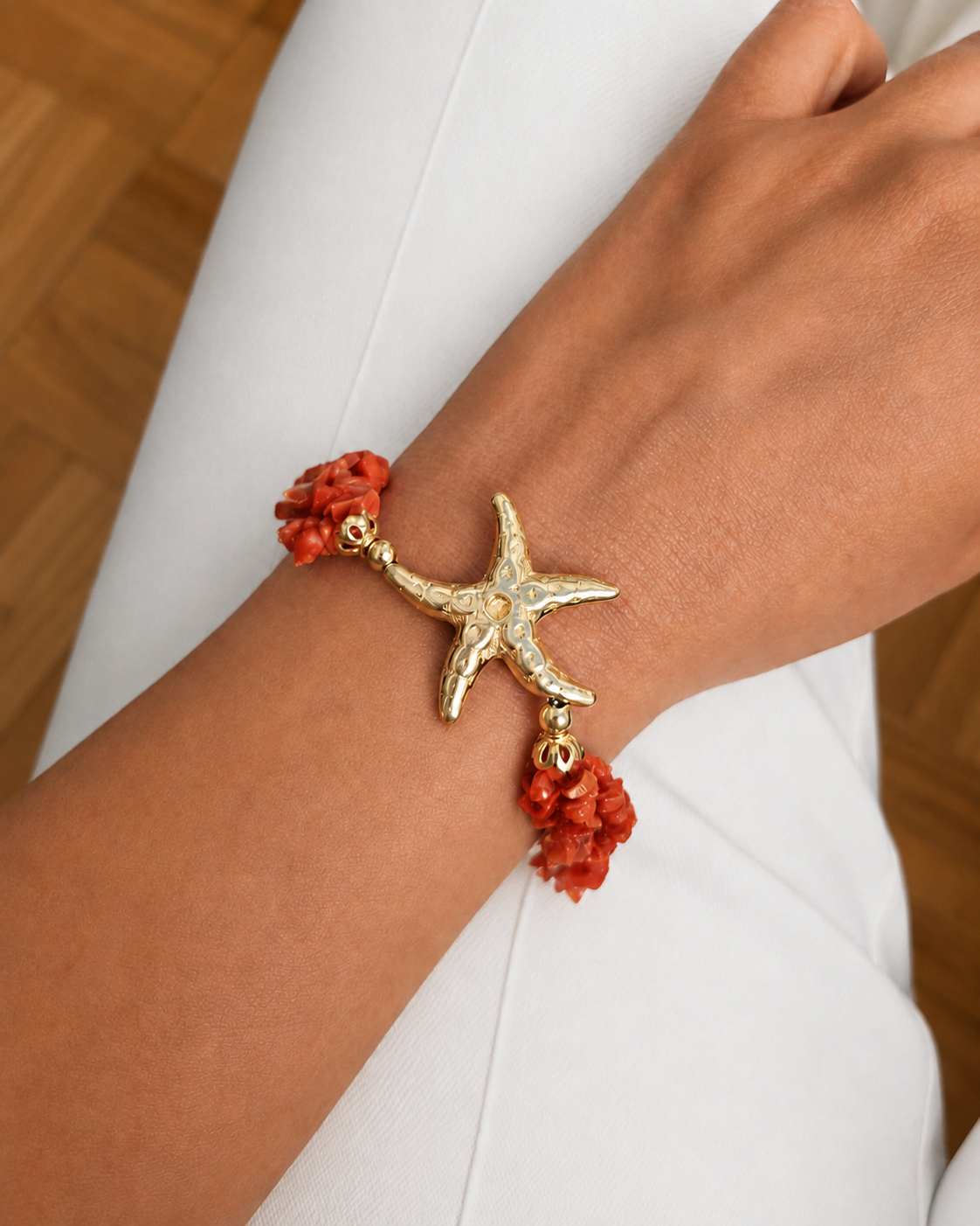 Bracciale Elegante in Argento 925 Placcato Oro con Corallo Rosso e Onice Nero Bracciale Elegante in Argento 925 Placcato Oro con Corallo Rosso e Onice Nero