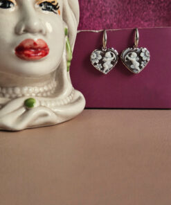 Orecchini a cuore con cammei CUPIDO scolpiti dalla conchiglia sardonica
