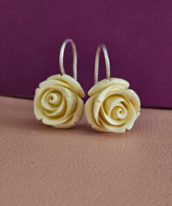 Orecchini pendenti con rose bianche in resina