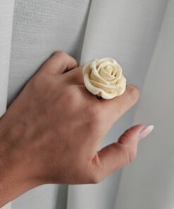 Alternative view of Anello Artigianale con Rosa Bianca in Resina