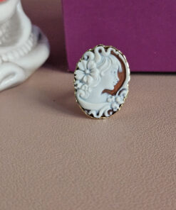 anello con cammeo scolpito dalla conchiglia sardonica
