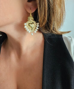 Alternative view of Orecchini Pendenti con Cuori Sacri e Perle di Fiume