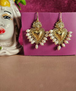 Orecchini pendenti con cuori sacri e perle di fiume