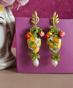 Orecchini siciliani con fichi d'india in ceramica di caltagirone peridoto e perle di fiume