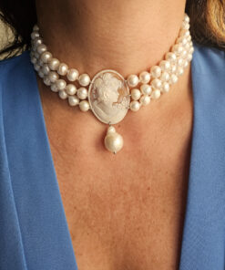 choker 3 fili con perle di fiume e cammeo di torre del greco scolpito dalla conchiglia sardonica