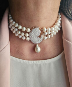 choker di perle a 3 fili con cammeo scolpito dalla conchiglia sardonica