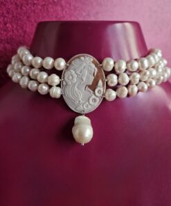 choker di perle a 3 fili con cammeo scolpito dalla conchiglia sardonica