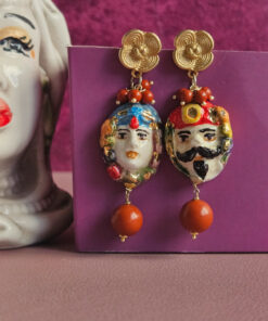 orecchini siciliani con teste di moro in ceramica di caltagirone e pietre di maiorca rossa