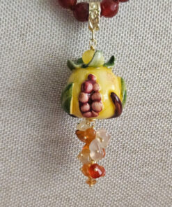 Collana in corniola con melograno in ceramica di caltagirone