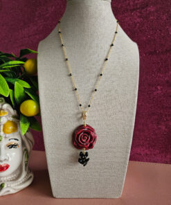 Collana a catena con rosa in ceramica e ossidiana