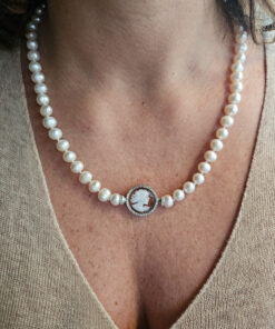 Collana di perle con cammeo