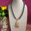 Collana perle grigie con cuore sacro oro