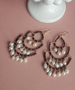 Orecchini maxi chandelier con cristalli bordeaux e perle di fiume a goccia