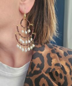 Alternative view of Orecchini Maxi Chandelier con Cristalli Borgogna e Perle di Fiume