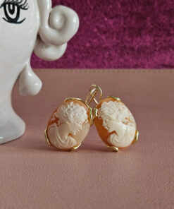 Orecchini pendenti con cammei ovali di torre del greco scolpiti dalla conchiglia sardonica