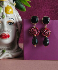 Orecchini pendenti con rose in ceramica e tormalina nera