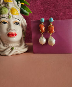 Orecchini pendenti in argento 925 placcato oro con turchese corallo rosso e perle barocche