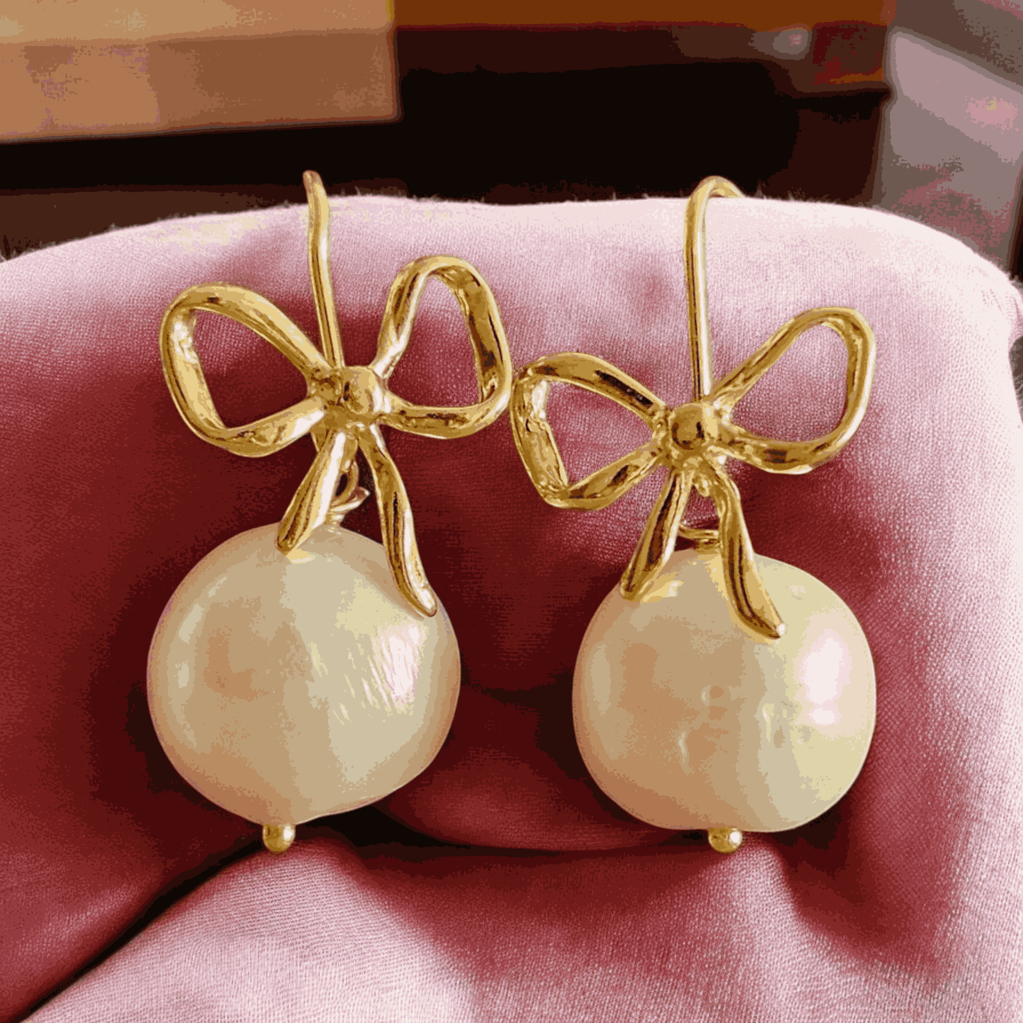 Orecchini sposa con perle barocche e fiocchetti Orecchini sposa con perle barocche e fiocchetti