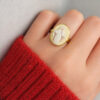 Anello Ovale in Argento 925 Placcato Oro con Cammeo Madonnina scolpito dalla conchiglia sardonica