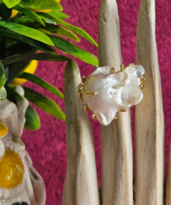 Anello vistoso con perla barocca