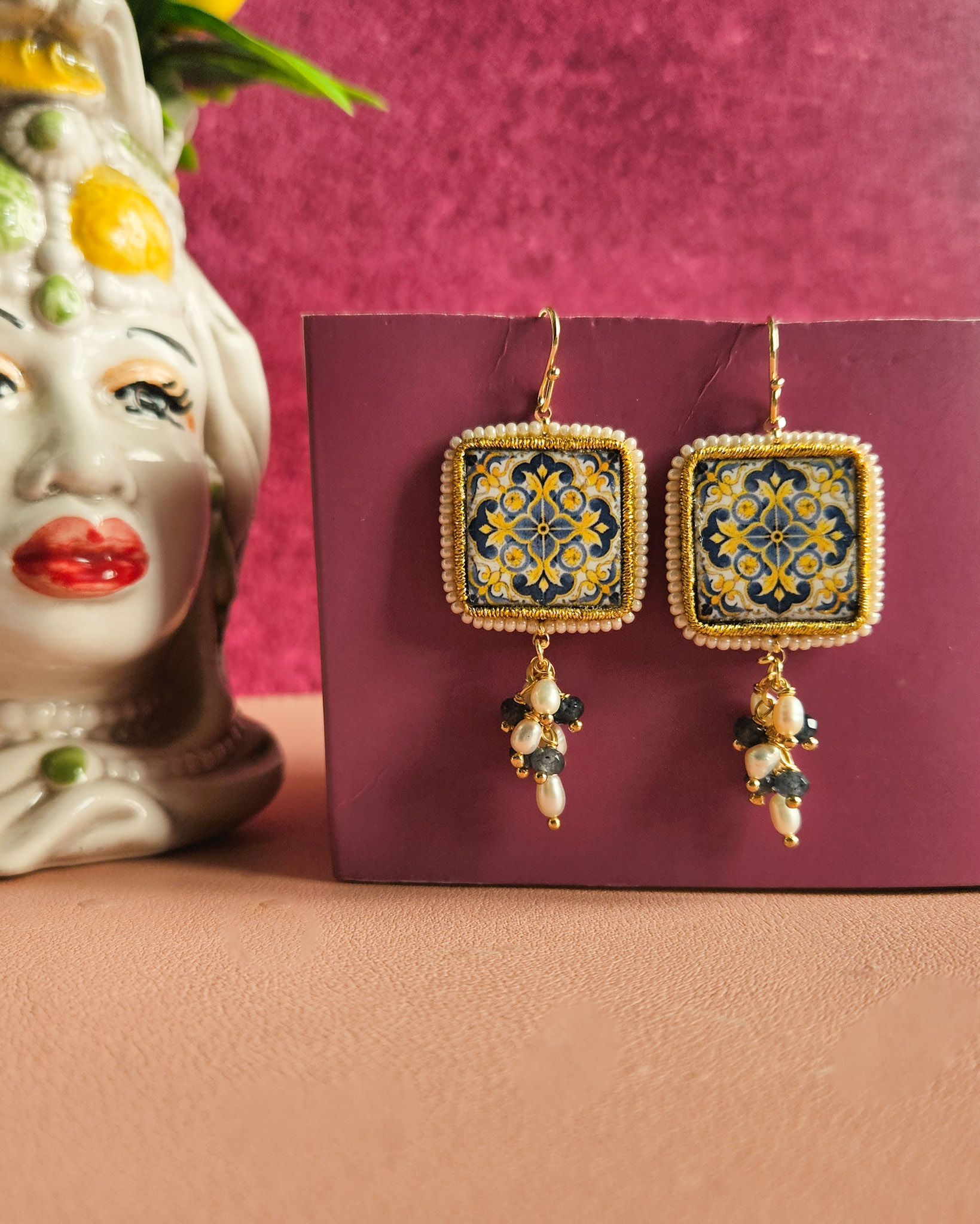 Orecchini siciliani con mattonelle in ceramica di caltagirone e pietre colorate