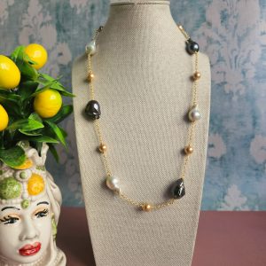 catena in ottone con perle barocche oro e nere