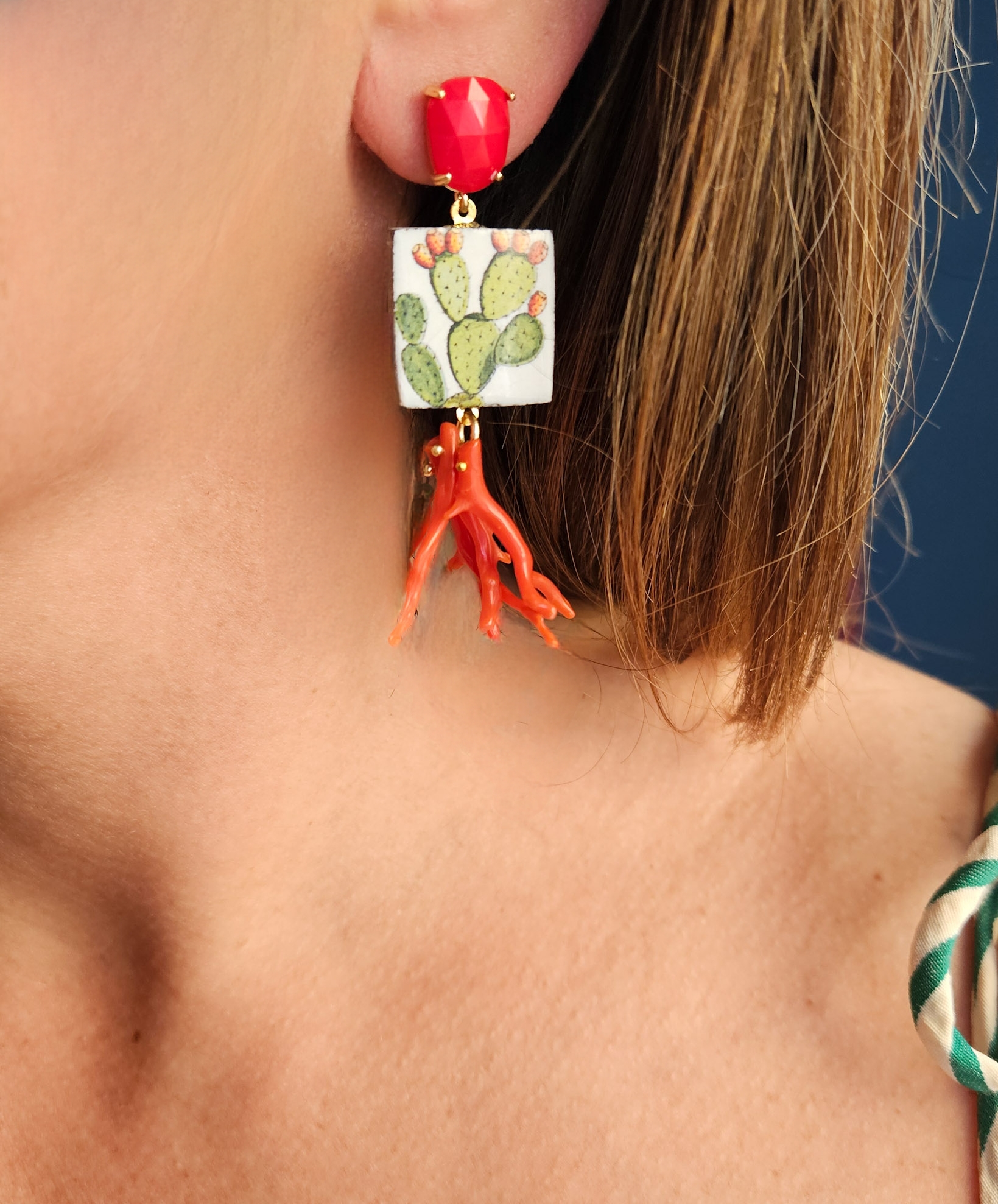 Orecchini Siciliani con Mattonelle in Ceramica di Caltagirone e Corallo Rosso - immagine 2