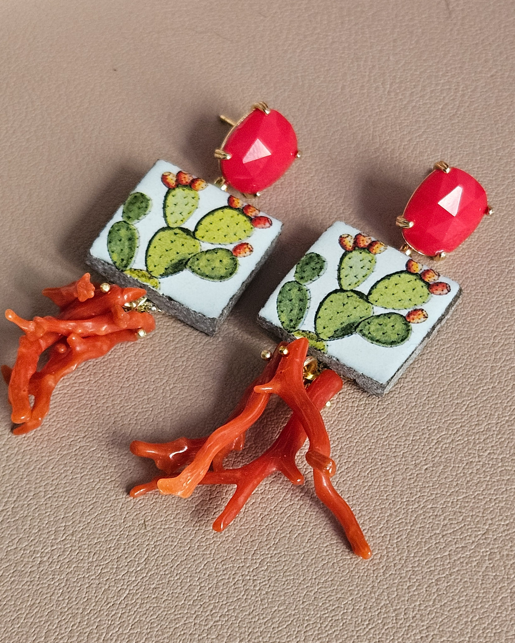 Orecchini Siciliani con Mattonelle in Ceramica di Caltagirone e Corallo Rosso - immagine 3