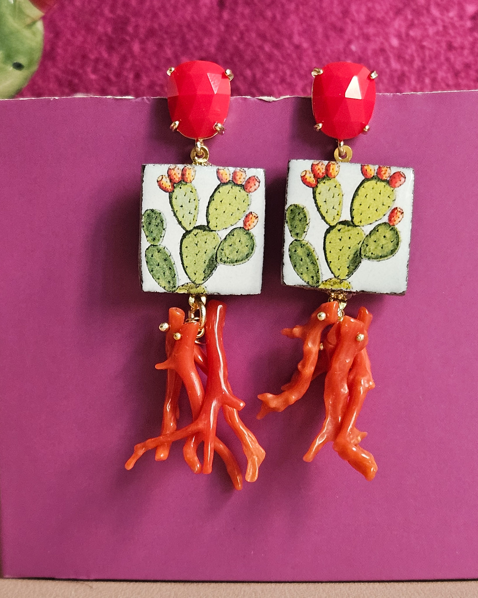 Orecchini Siciliani con Mattonelle in Ceramica di Caltagirone e Corallo Rosso - immagine 4