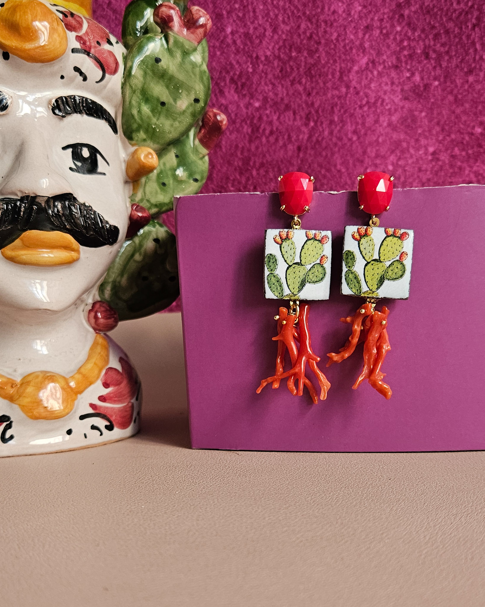 orecchini sicilani con mattonelle in ceramica di caltagirone e corallo rosso