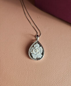 Collana con cammeo fiore scolpito dalla conchiglia sardonica 3