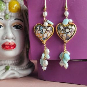 Orecchini siciliani con cuori in ceramica di caltagirone amzzonite e perle di fiume
