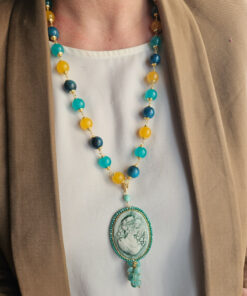 Collana a catena con giada apatite e cammeo in ceramica di caltagirone