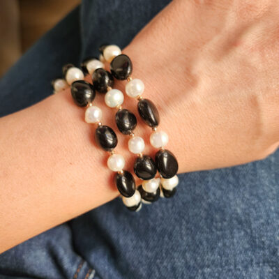 Bracciale semi rigido a tre fili con perle di fiume e onice
