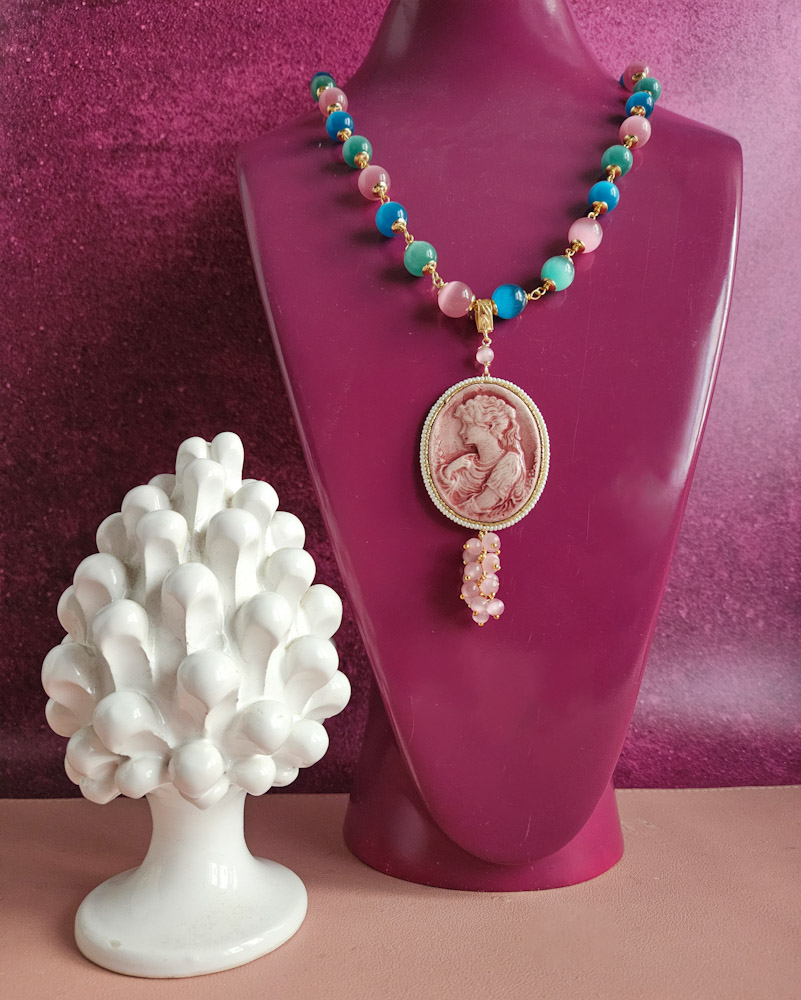Collana a catena con occhio di gatto colorato e cammeo in ceramica di caltagirone