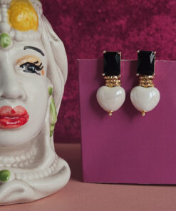 Orecchini SUGAR con cuori in ceramica bianca e cristalli neri