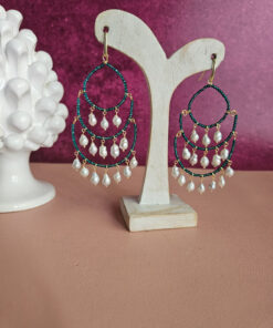 Orecchini maxi chandelier con cristalli blu e perle a goccia