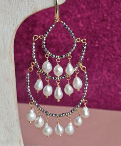 Alternative view of Orecchini Maxi Chandelier con Cristalli Grigi e Perle di Fiume