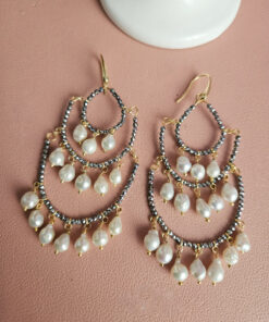 Orecchini maxi chandelier con cristalli grigi e perle a goccia