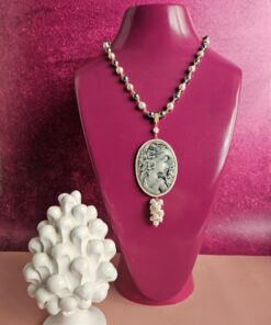 collana di perle con cammeo in ceramica di caltagirone