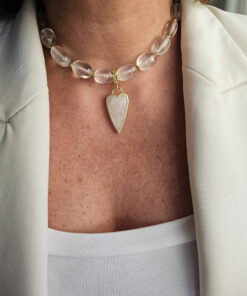 collana choker con pietre burattate di cristallo di rocca e cuore pendente