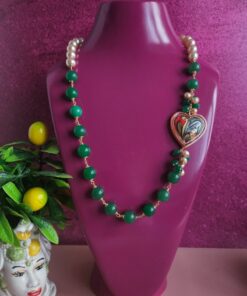collana siciliana con perle giada verde e cuore in ceramica di caltagirone