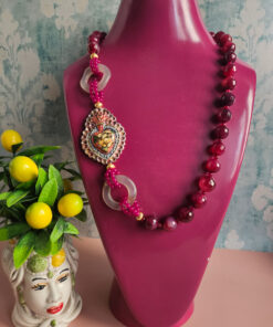 collana siciliana con pietre di agata fucsia e cuore sacro in ceramica di caltagirone dipinta a mano