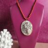 collana vittoriana con pasta di corallo rosso e cammeo scolpito dalla conchiglia sardonica