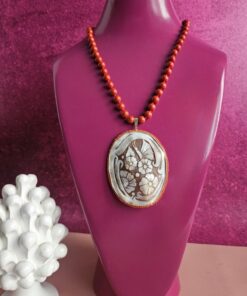 collana vittoriana con pasta di corallo rosso e cammeo scolpito dalla conchiglia sardonica