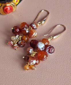 Alternative view of Orecchini a Grappolo con Agata Striata Rossa