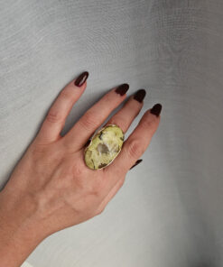 anello ovale in argento 925 placcato oro con opale olivina