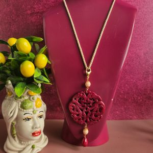 collana con ciondolo giada fucsia e pietre colorate