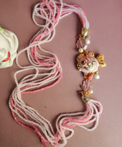 Alternative view of Collana Lunga con Cristalli Rosa e Pesce in Ceramica di Caltagirone