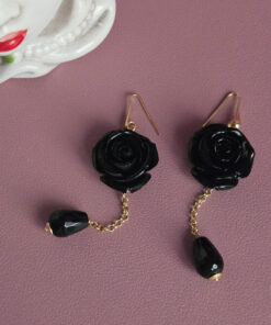 orecchini pendenti con rose nere in resina